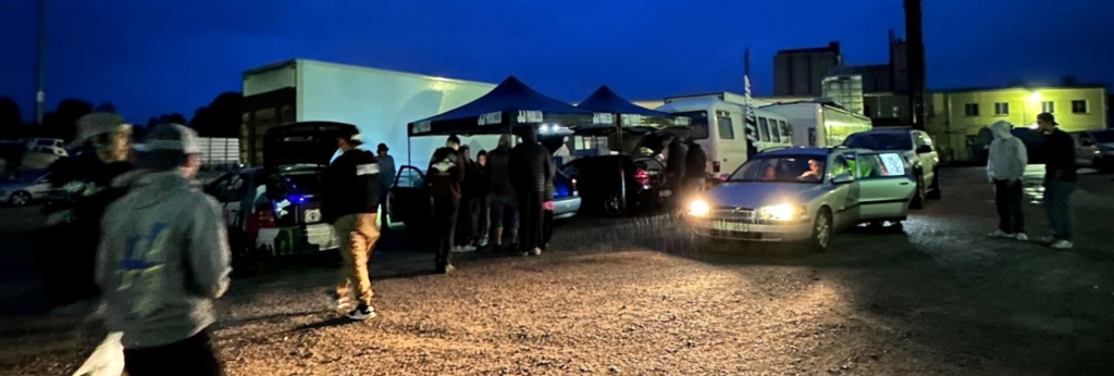 Bilar i kvällskenet